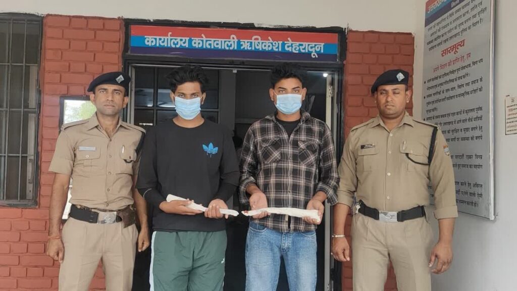 धारदार खुखरी के साथ दो बदमाश गिरफ्तार