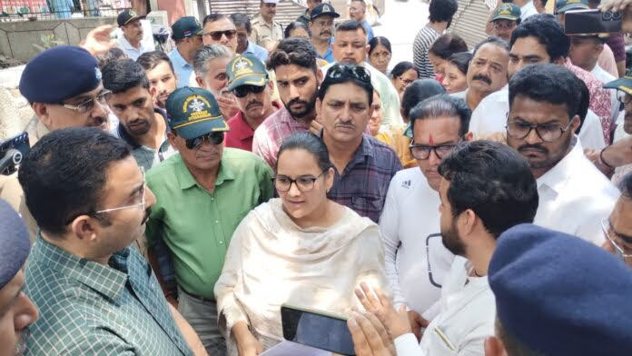 क्षेत्रीय लोगों ने उठाई गोलीकांड के घायलों का इलाज़ सरकारी खर्च पर किये जाने की मांग