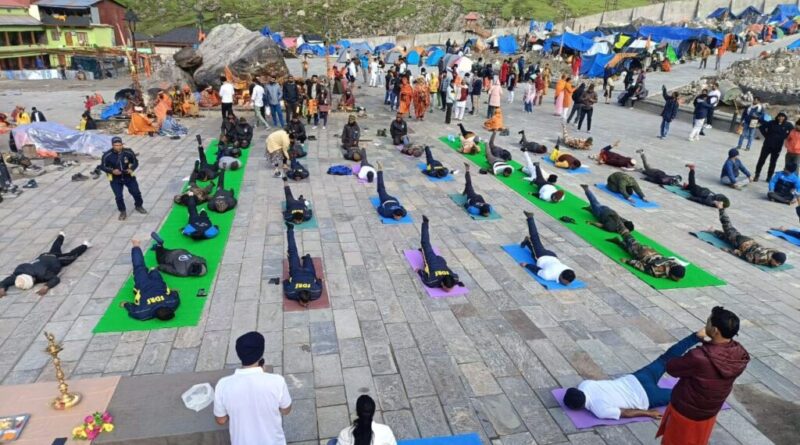 श्रीकेदारनाथ धाम में श्रद्धालुओं, सुरक्षा बलों व अन्य लोगों ने किया योग