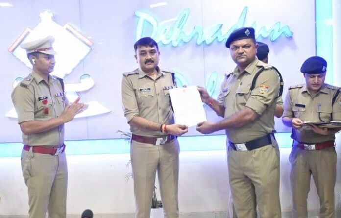 डकैतों की गिरफ्तारी में अहम भूमिका निभाने वाले पुलिसकर्मी सम्मानित