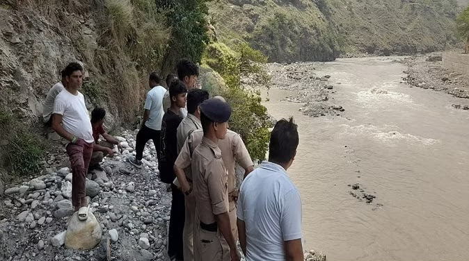 धारचूला में नाबालिग की गला रेतकर हत्या,आरोपी काली नदी में कूदकर लापता
