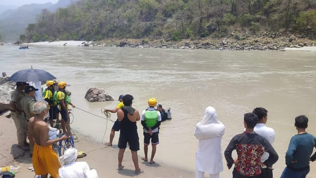 गंगा में नहाने के दौरान तेज लहरों में बह गया किशोर, सर्च ऑपरेशन जारी