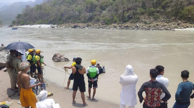 गंगा में नहाने के दौरान तेज लहरों में बह गया किशोर, सर्च ऑपरेशन जारी