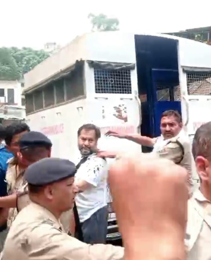 कोर्ट में पेशी के दौरान गुप्ता बंधुओं पर  फेंकी स्याही