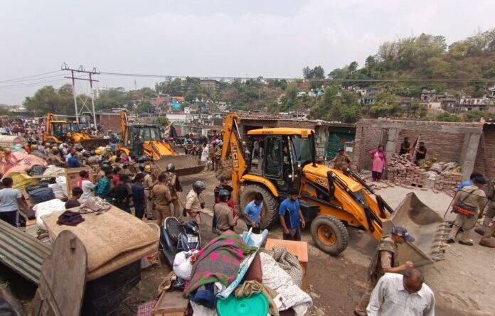 काठ बंगला बस्ती के अवैध निर्माणों पर चला बुल्डोजर