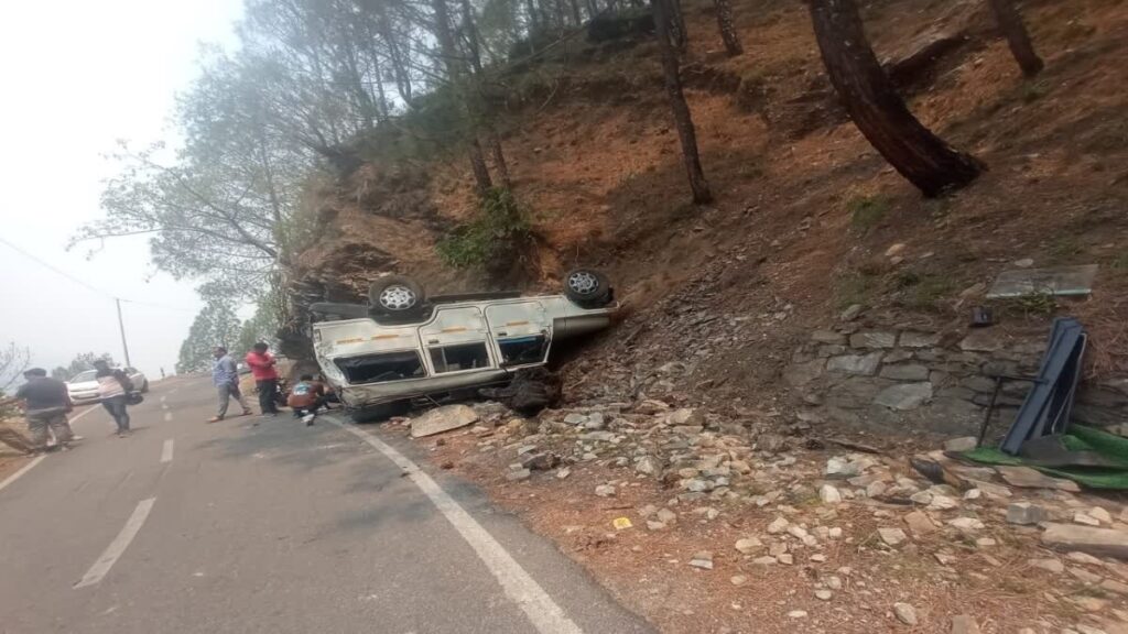 सड़क पर पलटा मैक्स वाहन,सवारों को आई हल्की-फुल्की चोट