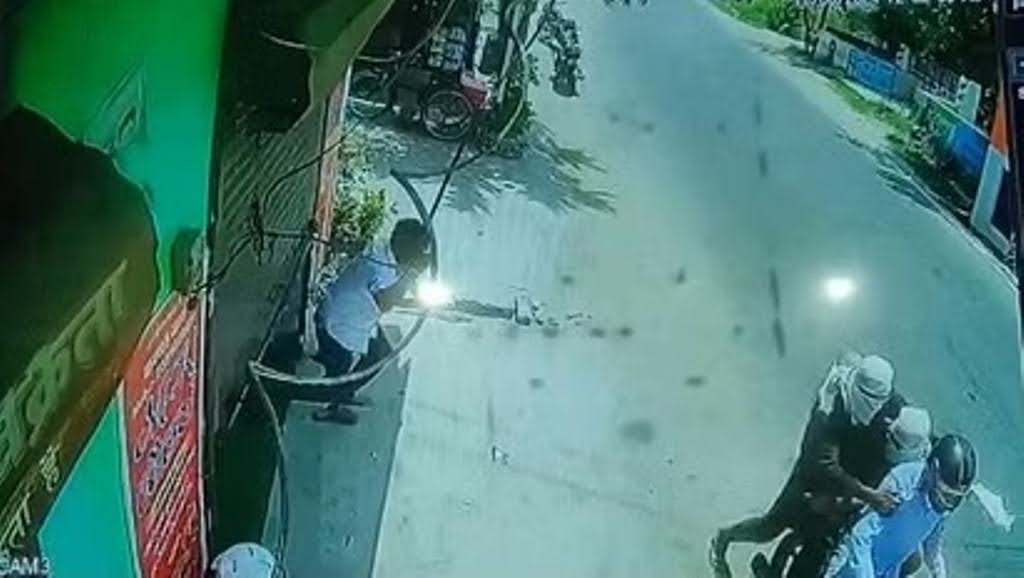 बदमाशों के हौसले बुलंद, दिनदहाड़े सर्राफा कारोबारी की दुकान में घुसकर किया लूट का प्रयास