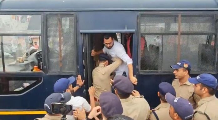 गोलीकाण्ड के विरोध में प्रदर्शन कर रहे 10 लोगों का शांतिभंग में चालान