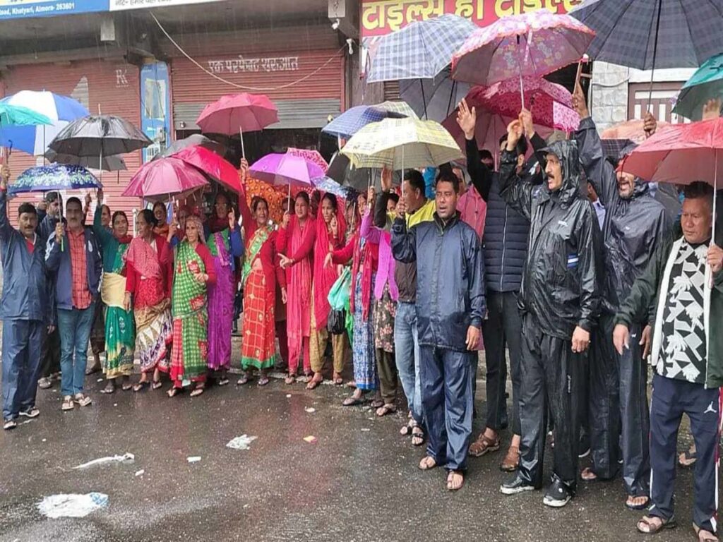 बार के खिलाफ सड़कों पर उतरीं महिलाएं, बारिश में भी छाता लेकर किया प्रदर्शन  