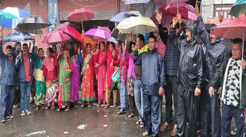 बार के खिलाफ सड़कों पर उतरीं महिलाएं, बारिश में भी छाता लेकर किया प्रदर्शन  