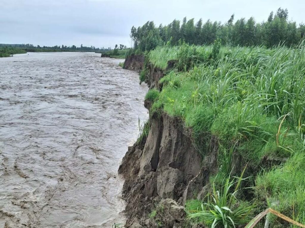 भारी बारिश के चलते बढ़ीं लोगों की मुश्किलें, जलाशय में बढ़ गया 4 फीट पानी
