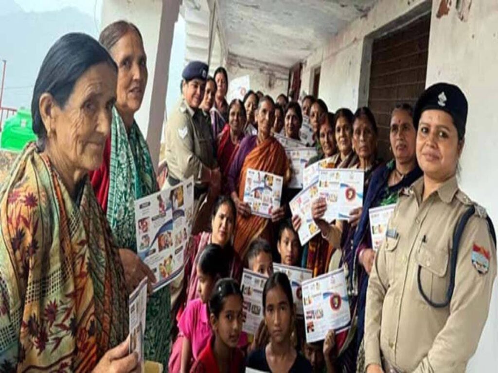 कानूनों की जानकारी देने को पुलिस ने लगाई महिलाओं की चौपाल
