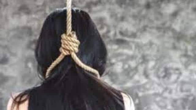 फंदे से लटक गई मां के फोन छीन लेने से नाराज़ दसवीं की छात्रा