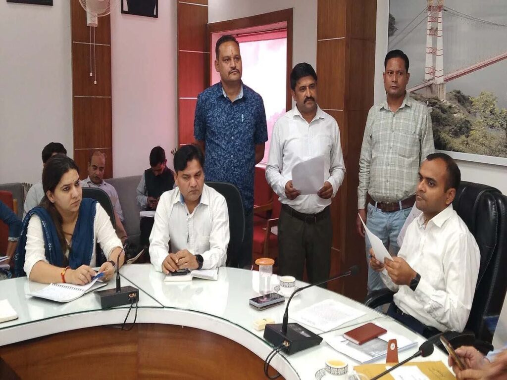 टिहरी में जनता मिलन कार्यक्रम आयोजित, डीएम ने 35 शिकायतें कीं निस्तारित