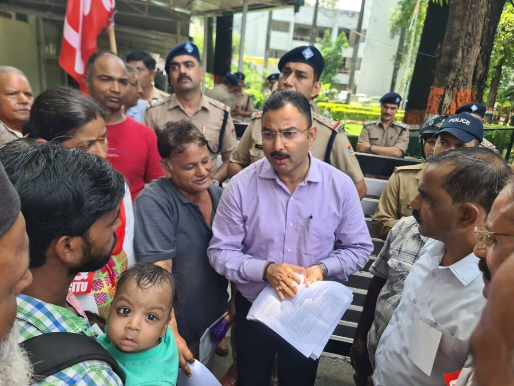 बरसात से उपजी समस्याओं को लेकर सीपीएम ने जिलाधिकारी को दिया ज्ञापन