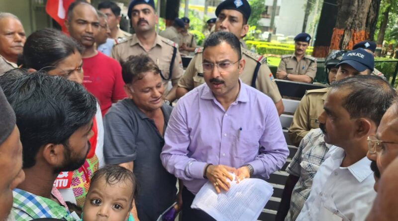 बरसात से उपजी समस्याओं को लेकर सीपीएम ने जिलाधिकारी को दिया ज्ञापन