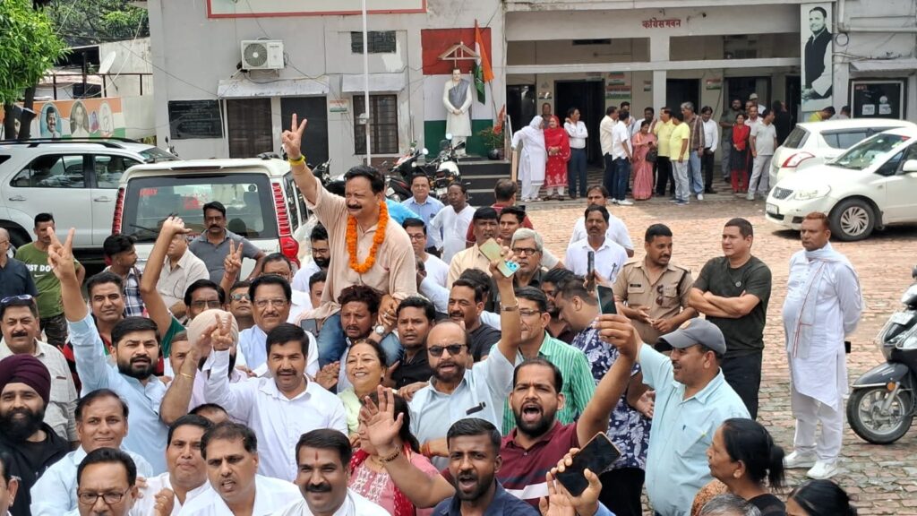 कांग्रेस ने उपचुनाव में जीतीं प्रदेश की दोनों सीटें, पार्टी में खुशी का जश्न