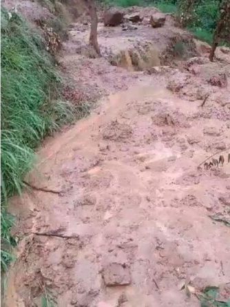 बादल फटने से खेतों व स्कूल के रास्ते में आया मलवा