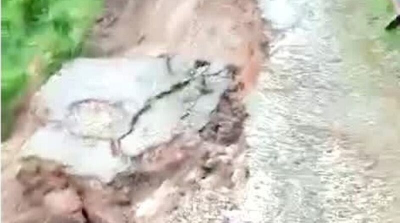 भारी बारिश से कई एकड़ कृषि भूमि आपदा की चपेट में