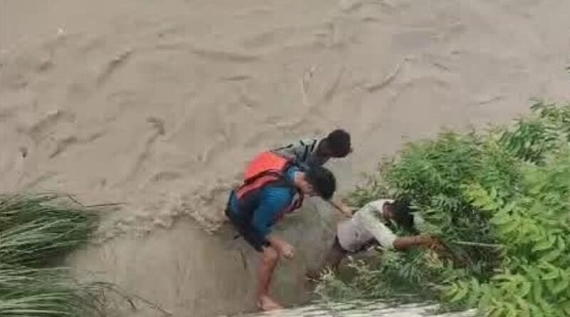 जल पुलिस ने कांवड़िये को डूबने से बचाया