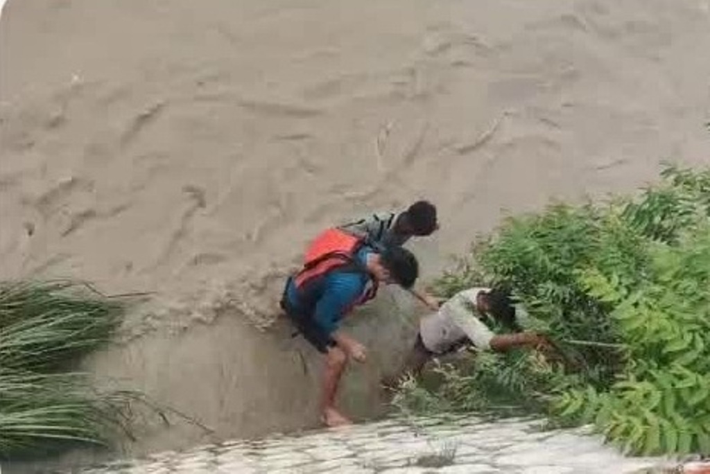 जल पुलिस ने कांवड़िये को डूबने से बचाया