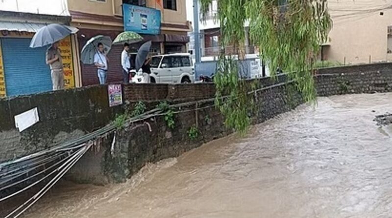 हल्द्वानी में भारी बारिश के चलते जगह-जगह जलभराव