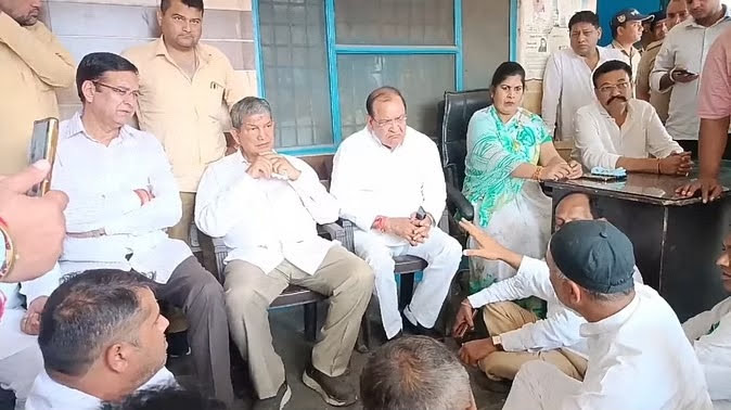 हरीश रावत ने थाने पर दिया धरना, पुलिस पर लगाया कांग्रेसियों को परेशान करने का आरोप