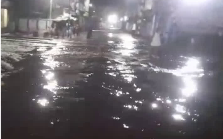 देर रात हुई भारी बारिश से घरों में घुसा पानी, रेलवे ट्रैक भी हुआ जलमग्न