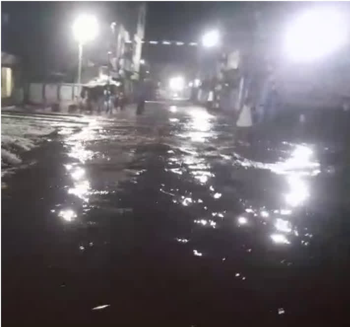 देर रात हुई भारी बारिश से घरों में घुसा पानी, रेलवे ट्रैक भी हुआ जलमग्न