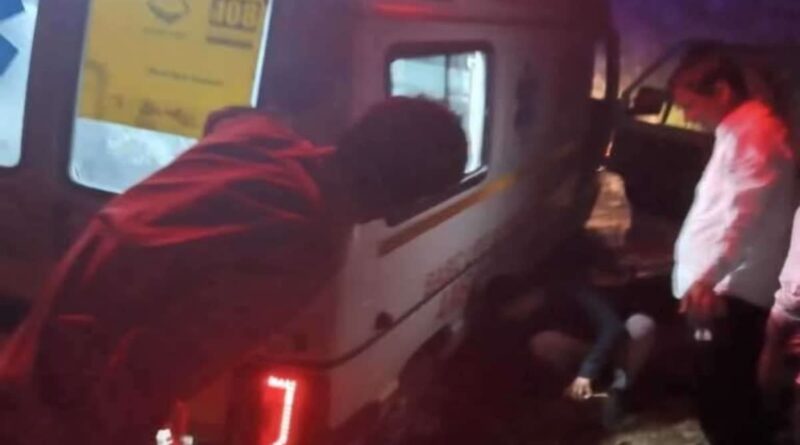 खाई में गिरने से युवक गंभीर घायल