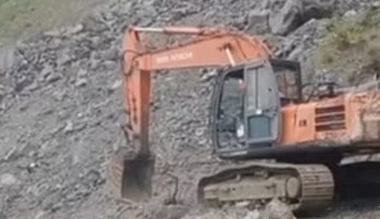 मलबा और बोल्डर गिरने से गंगोत्री हाईवे बाधित, तीर्थयात्री फंसे
