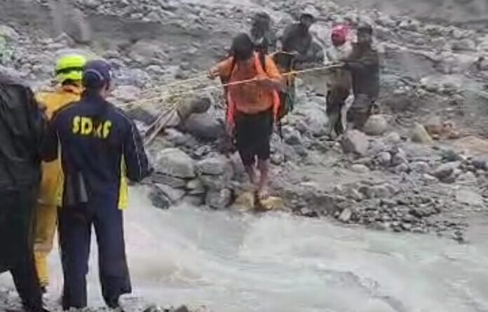 गौमुख पैदल मार्ग पर पुल टूटने से फंसे कावड़िये, रेस्क्यू जारी