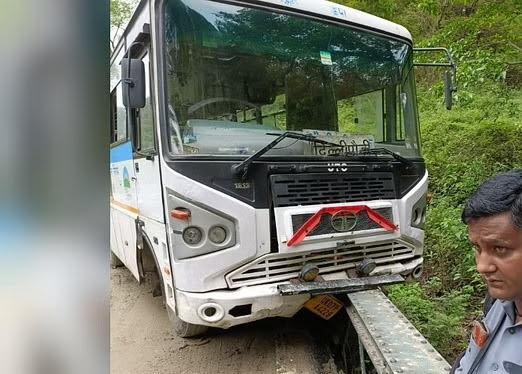 खाई में गिरने से बाल-बाल बची बस, यात्रियों की अटक गईं सांसें, सभी सुरक्षित