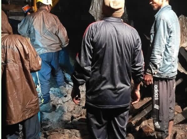 मकान के ऊपर गिरी चट्टान, एक मजदूर की मौत