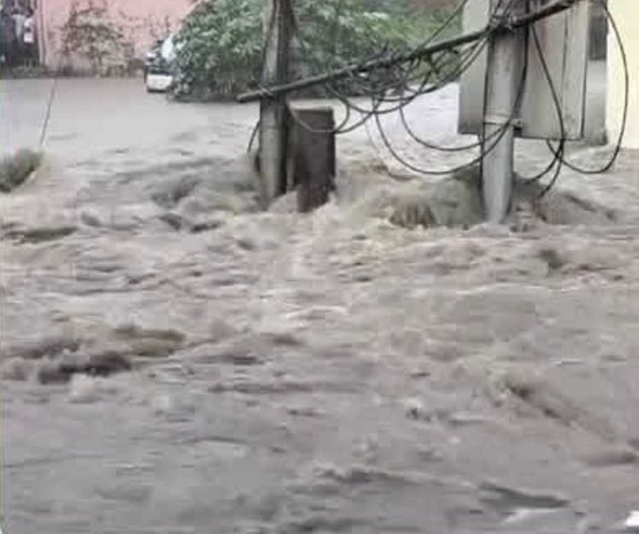 उत्तराखण्ड में भारी बारिश,कई सड़कें बंद तो कहीं सड़कें पानी में डूबी