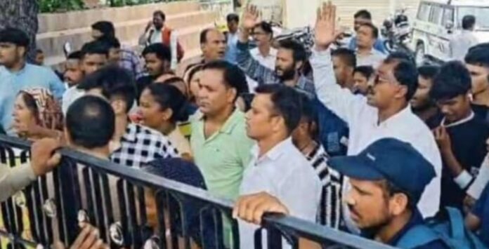 चमोली कंरट हादसाः पीड़ित परिवारों ने मुआवजे को लेकर किया प्रदर्शन