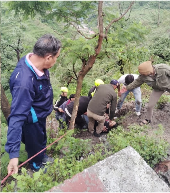 अनियंत्रित होकर खाई में गिरी कार,छह गंभीर