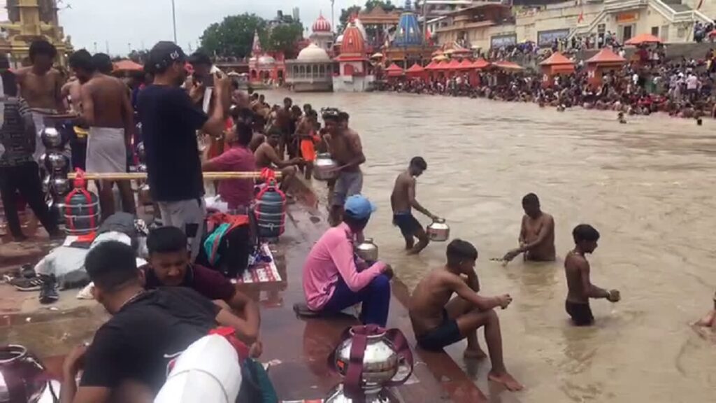 देवशयनी एकादशी पर  गंगा में लगाई आस्था की डूबकी