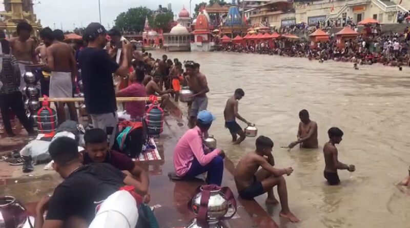 देवशयनी एकादशी पर  गंगा में लगाई आस्था की डूबकी