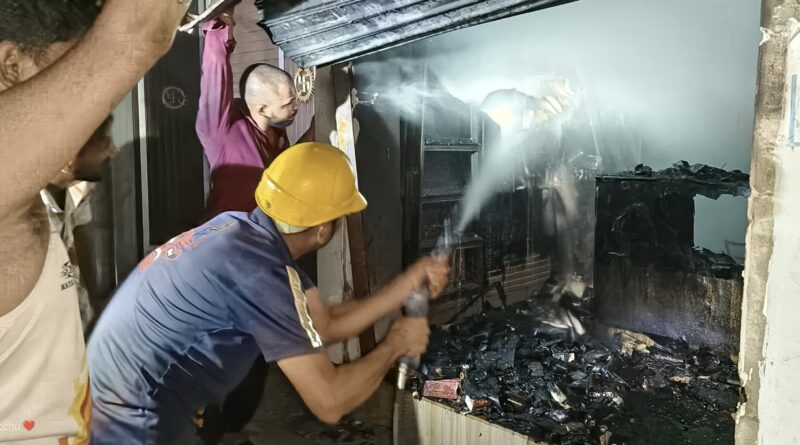 मेडिकल स्टोर में लगी आग,लाखों की दवाइयां राख