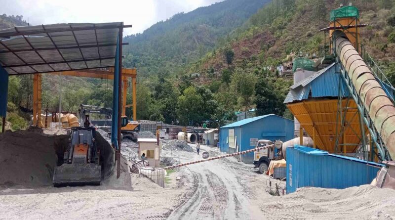 रेलवे की टनल में फंसे 8 मजदूर, बमुश्किल किया रेस्क्यू