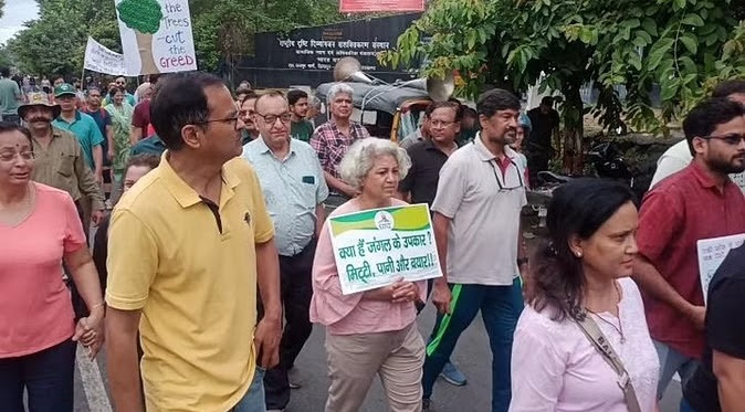 देहरादून में पेड़ों की कटाई के विरोध में पर्यावरण प्रेमियों ने निकाली रैली