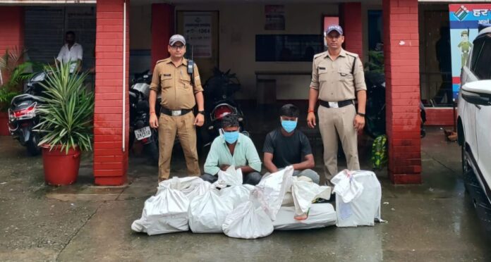 बैरियर से लोहा चोरी करने वाले दो गिरफ्तार