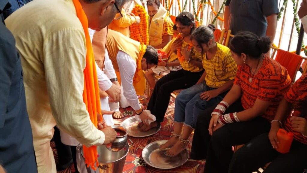 सीएम धामी ने धोए कांवड़ियों के पैर, गंगाजल देकर किया स्वागत, हेलीकॉप्टर से हुई पुष्प वर्षा