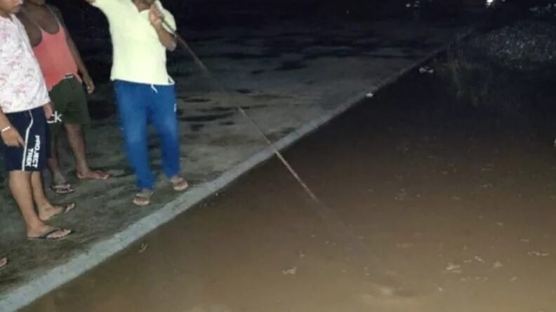 गड्ढे में गिरकर मासूम की मौत,परिजनों ने ठेकेदार की गिरफ्तारी की मांग को लेकर दिया धरना