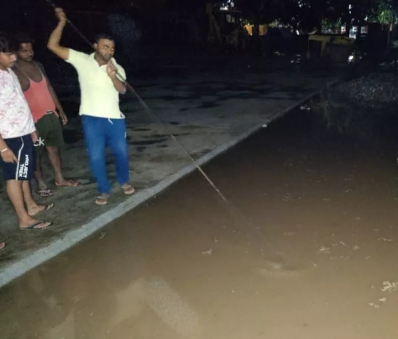 गड्ढे में गिरकर मासूम की मौत,परिजनों ने ठेकेदार की गिरफ्तारी की मांग को लेकर दिया धरना