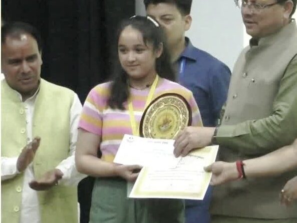 सीएम धामी ने किया शानदार रिजल्ट देने वाले विद्यालयों को सम्मानित