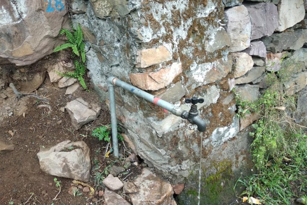 पंपिंग योजना में आई खराबी को दूर करने की मांग को लेकर ईई से मिले ग्रामीण