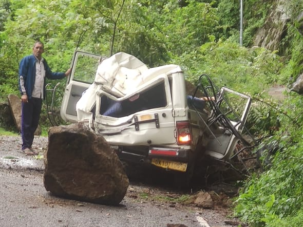 चलते वाहन पर बोल्डर गिरने से चालक की दर्दनाक मौत, दो लोग गंभीर रूप से घायल