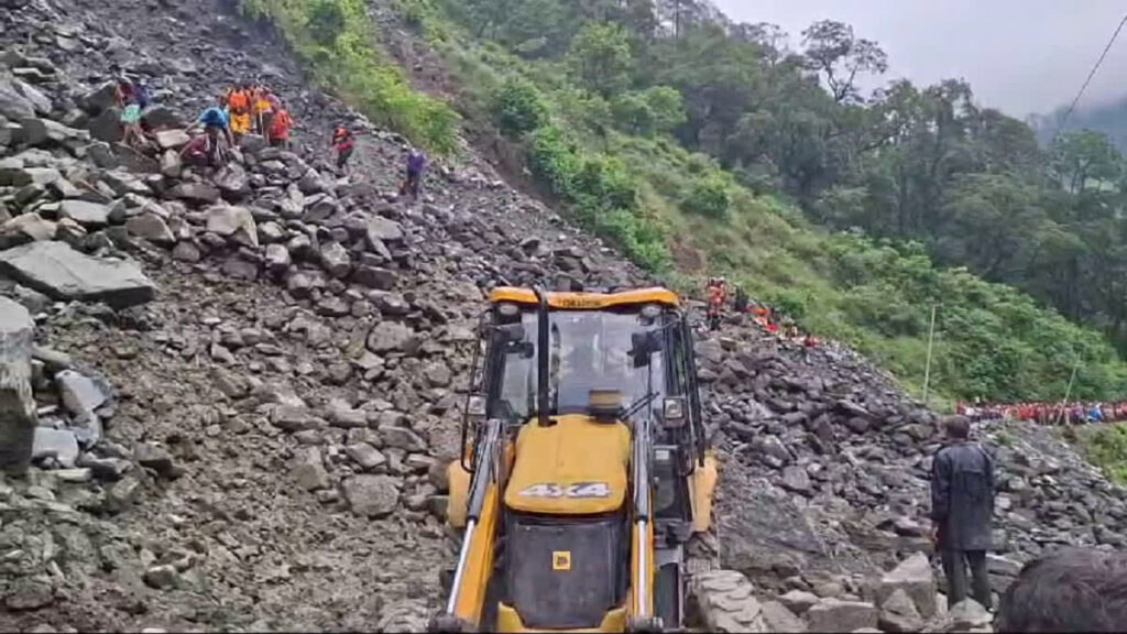 केदारनाथ मार्ग पर भूस्खलन से क्षतिग्रस्त सड़क ठीक, पैदल यात्रियों व घोड़े-खच्चरों की आवाजाही शुरू